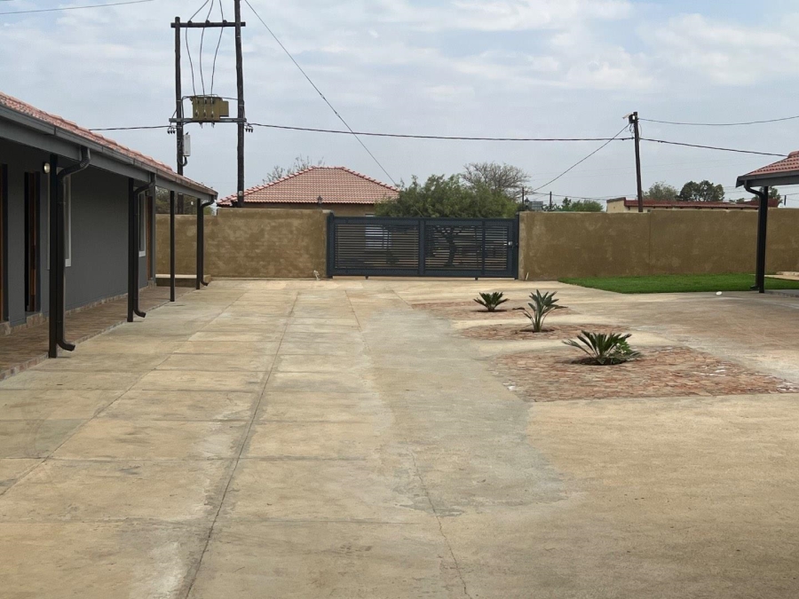 To Let 8 Bedroom Property for Rent in Bethanie North West